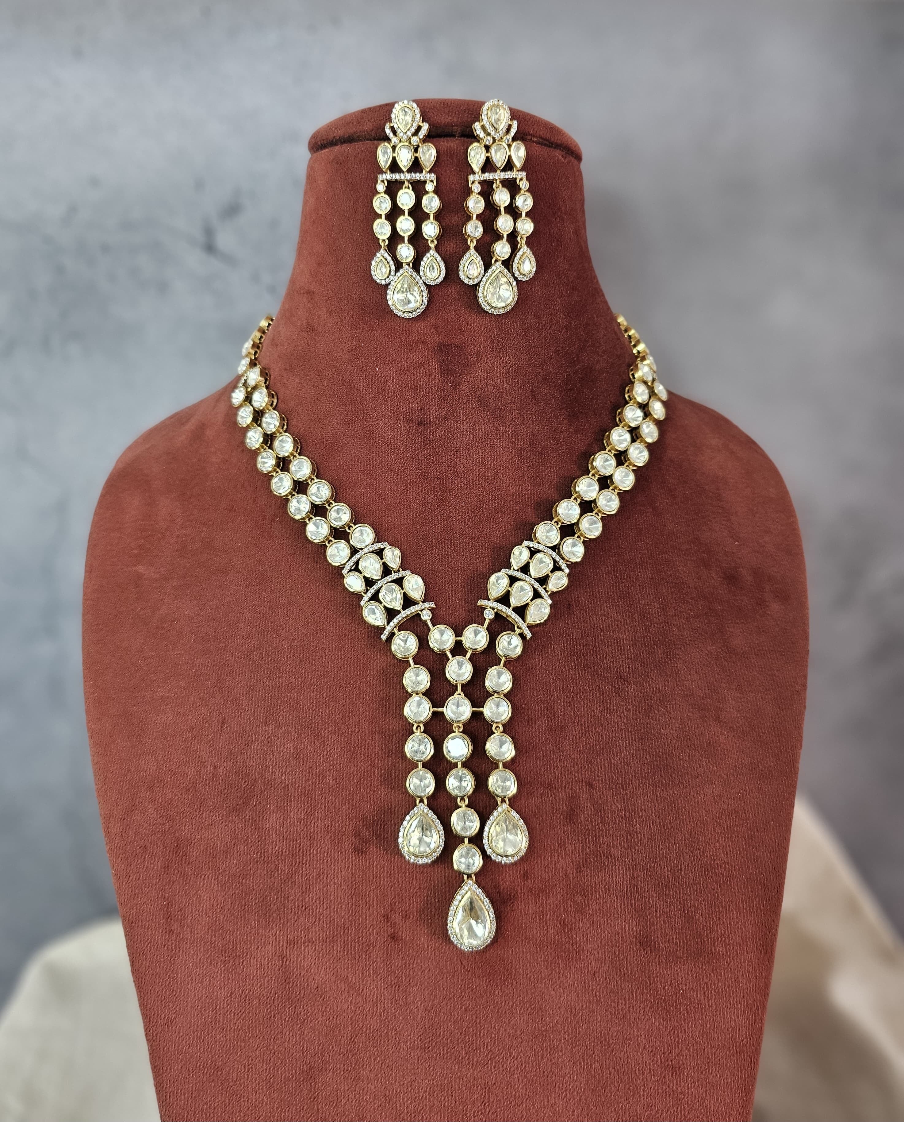 Aarunya Moissanite Royale Haar Set – Diamond‑Look Luxury Necklace