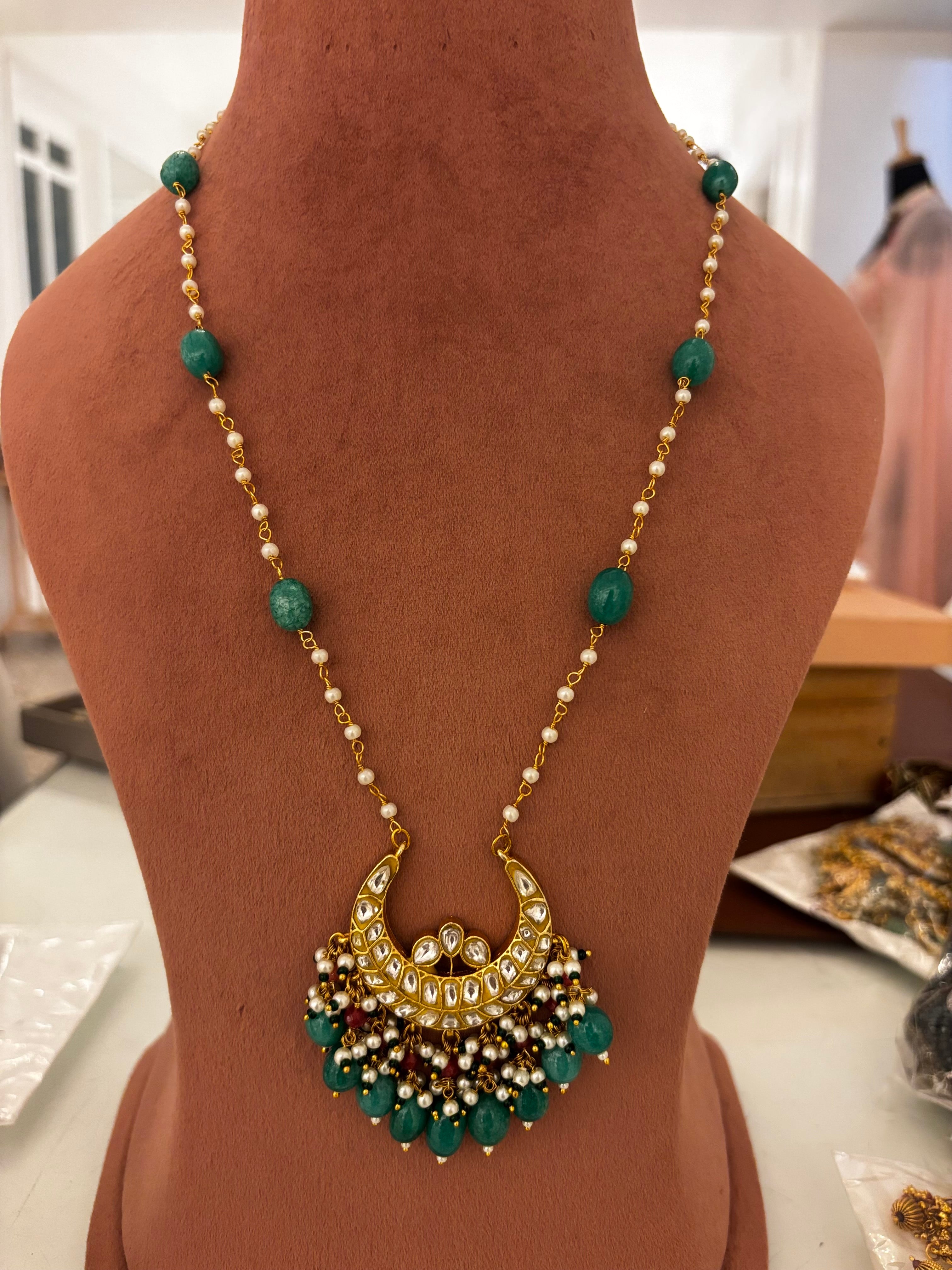 👑 ChandRatna Pachi Mala – Emerald Pearl Chand Locket Necklace