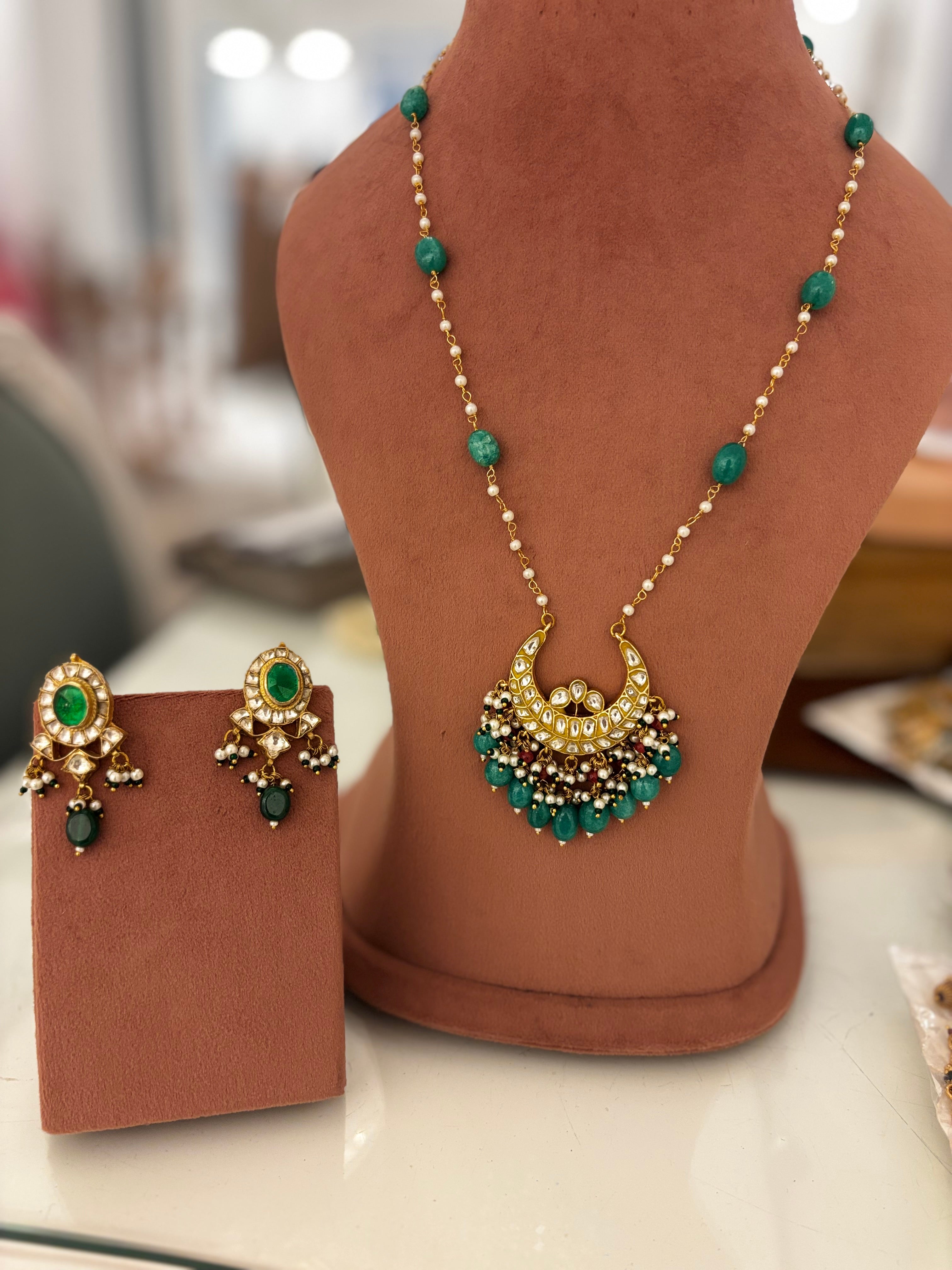 👑 ChandRatna Pachi Mala – Emerald Pearl Chand Locket Necklace